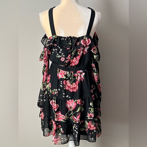 🌟HOST PICK🌟 Beautiful like new floral Express mini dress - Picture 2 of 7